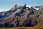 Piz di Pian (3149 m) e Pizzo Ferr (3103 m) salendo al lago d'Emet 